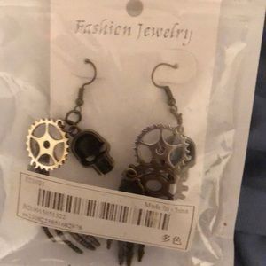 Skull earrings super cute would be great for a Halloween costume party